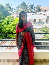 Ezhilani Tamil Alphabet Print Sungudi Cotton Saree