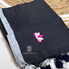 Shop Black Mul Cotton Handloom Saree with Lotus Embroidery by Kaithari Nesavu – Soft, breathable summer saree. Limited offer ₹1099 only.