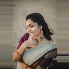 Timeless Tradition: Sundari Semi Handloom Gold Zari Cotton Saree