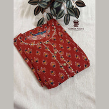 Close-up of Rust Maroon maternity dress with pocket and feeding zip